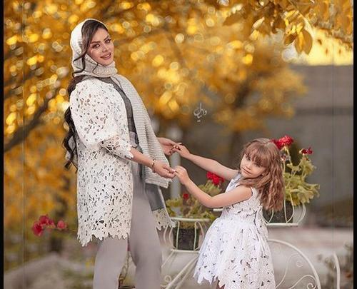 ژست عکس مادر دختری در خانه
