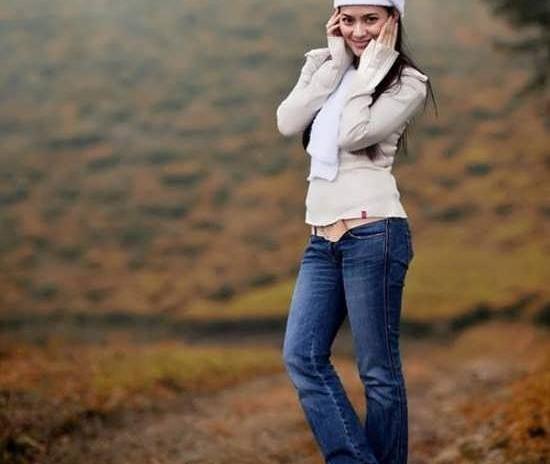 ژست عکس دخترانه در حیاط