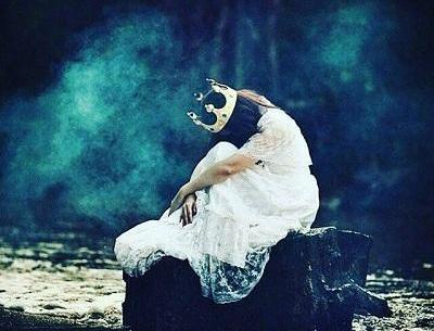 عکس دختر تنها و غمگین برای پروفایل