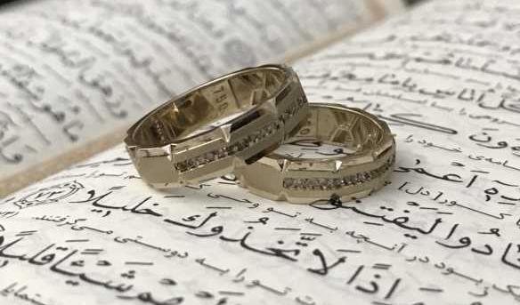 عکس حلقه نامزدی روی گل