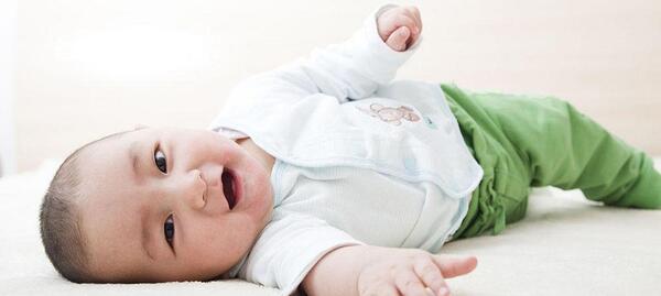 عکس غلتیدن نوزاد