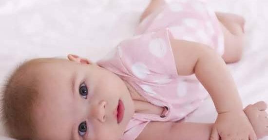 عکس غلتیدن نوزاد