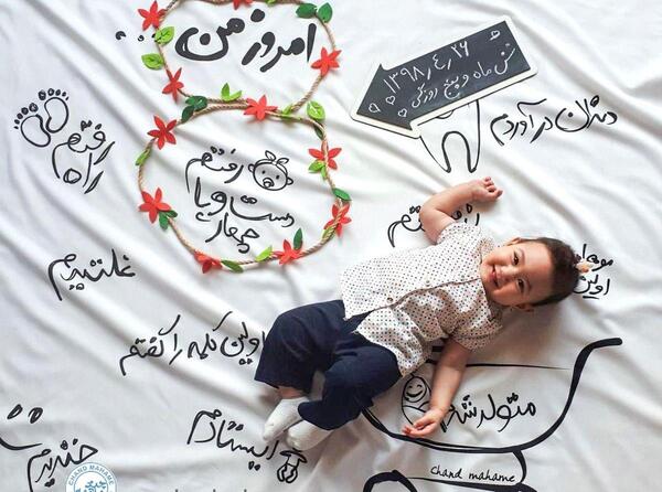 عکس غلتیدن نوزاد