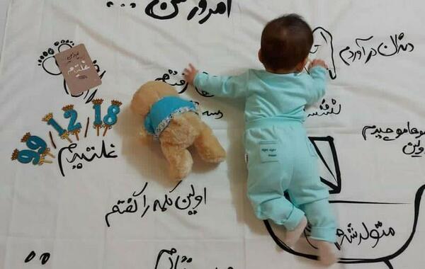 عکس غلتیدن نوزاد
