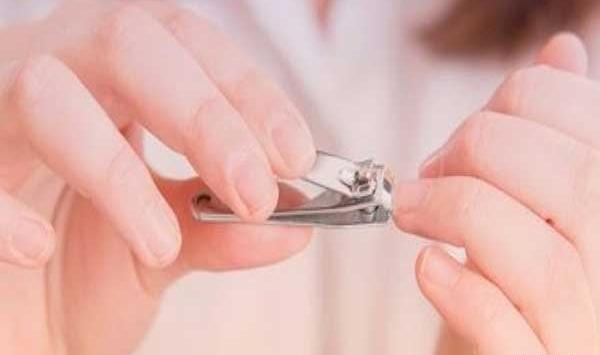 عکس ناخن گرفتن
