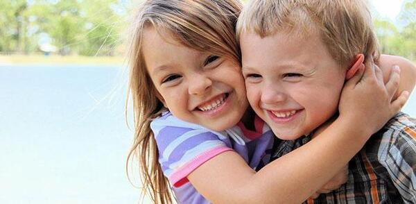 عکس بوسه عاشقانه بچه ها