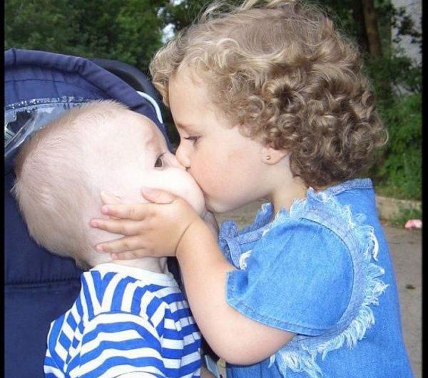 عکس بوسه عاشقانه بچه ها