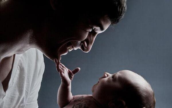 عکس عاشقانه پدر و مادر و فرزند