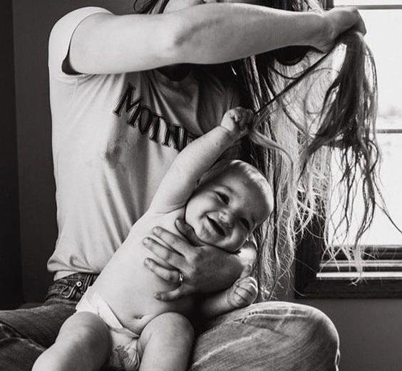 عکس عاشقانه پدر و مادر و فرزند