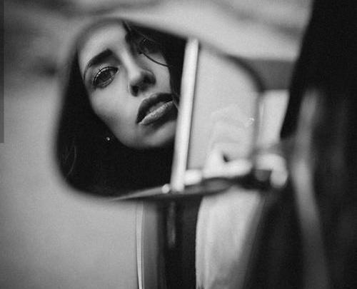 عکس پروفایل دختر جلوی آینه