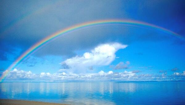 عکس رنگین کمان در آب