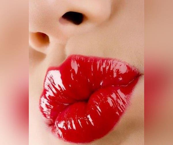 عکس لب غنچه شده