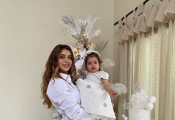 عکس های هانده ارچل و خواهرش