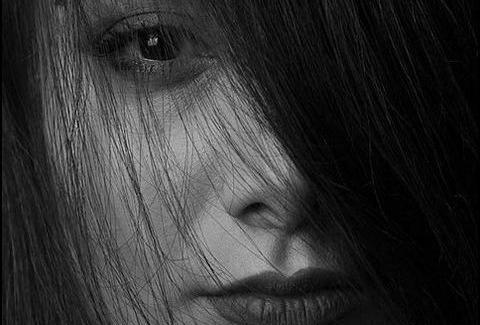 عکس سیاه سفید نیم رخ