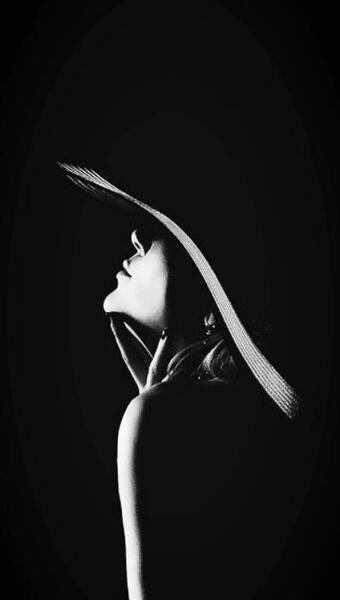 عکس سیاه سفید نیم رخ
