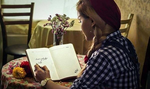 عکس کتاب خواندن دختر