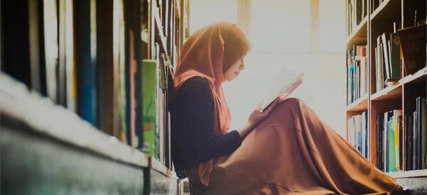 عکس کتاب خواندن دختر