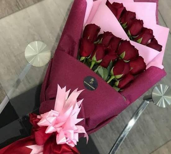عکس گل رز هدیه دادن