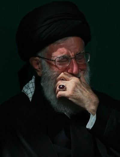 عکس گریه حضرت آقا