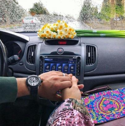 عکس گل نرگس جلوی ماشین