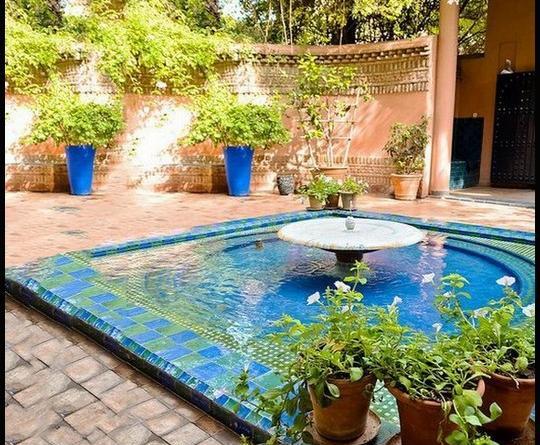 عکس لبخند حیاط