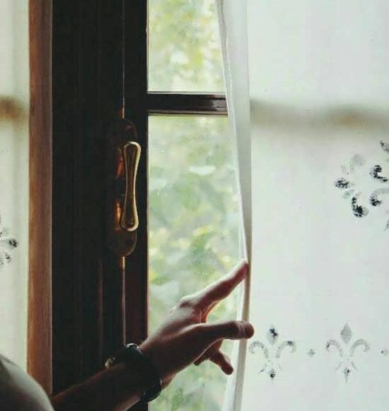 عکس منظره پشت پنجره