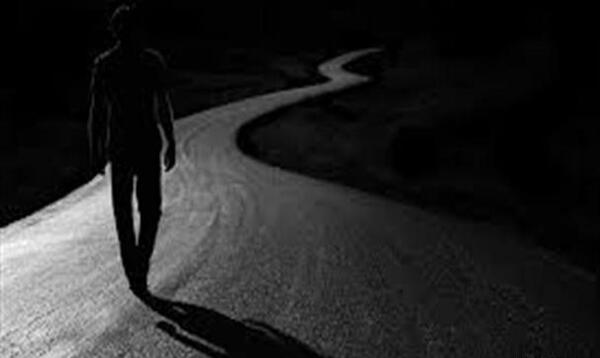 عکس مرد در تاریکی