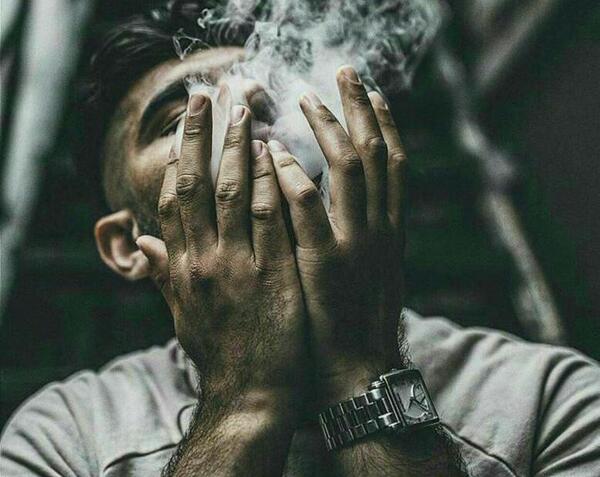 عکس مرد سیگاری غمگین