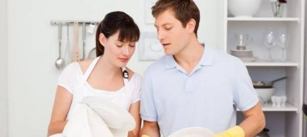 عکس مرد در حال ظرف شستن