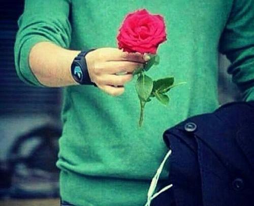 عکس مرد گل به دست