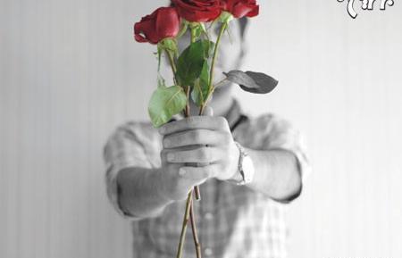 عکس مرد گل به دست