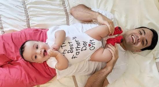 عکس نوزاد دختر با باباش