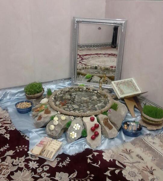 عکس هفت سین روی تنه درخت