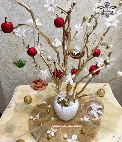 عکس هفت سین روی تنه درخت