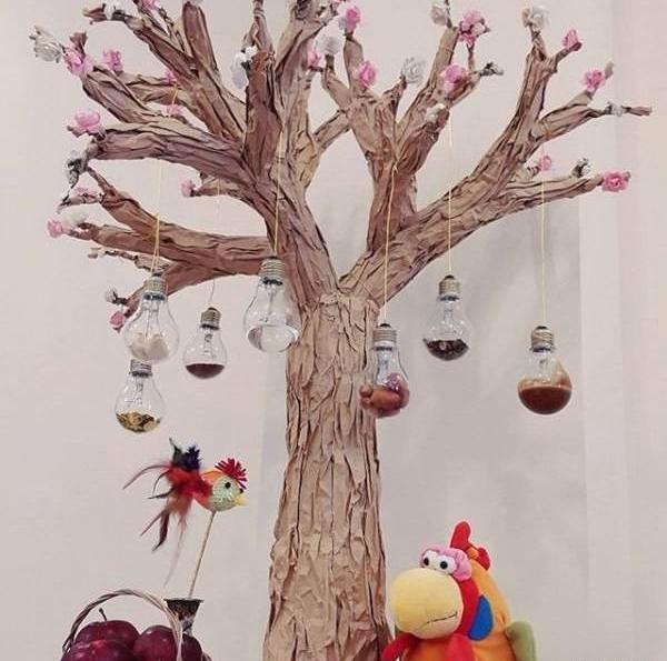 عکس هفت سین روی تنه درخت