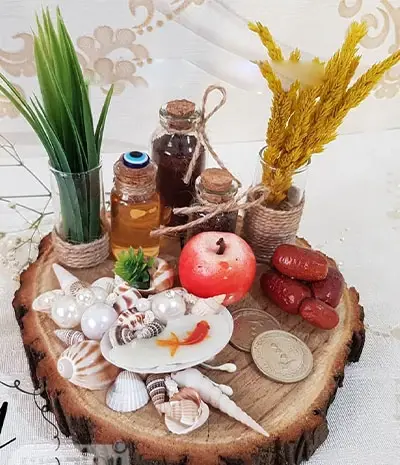 عکس هفت سین روی تنه درخت