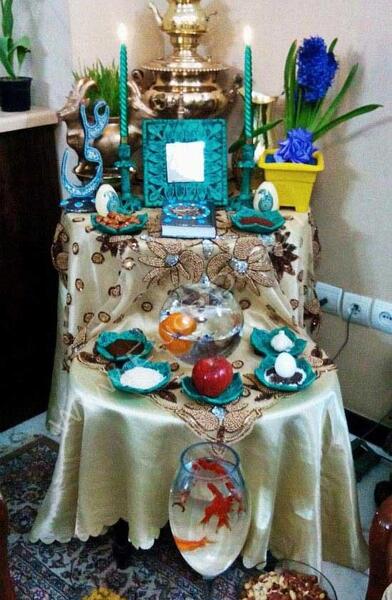عکس ایده سفره هفت سین روی میز خاطره