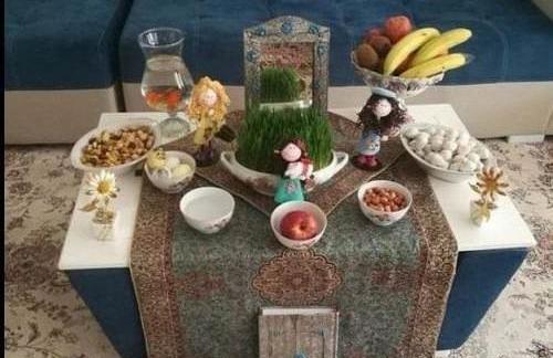عکس ایده سفره هفت سین روی میز خاطره