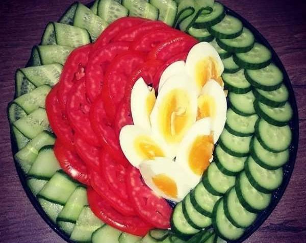 عکس ایده تزیین صبحانه با خیار و گوجه