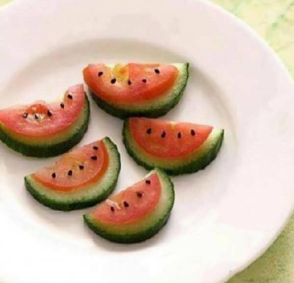 عکس ایده تزیین صبحانه با خیار و گوجه