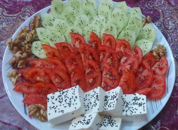 عکس ایده تزیین صبحانه با خیار و گوجه