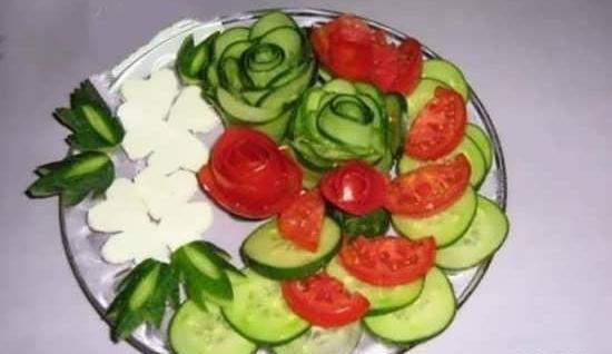 عکس ایده تزیین صبحانه با خیار و گوجه