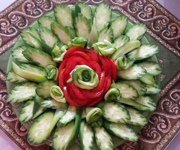عکس ایده تزیین صبحانه با خیار و گوجه