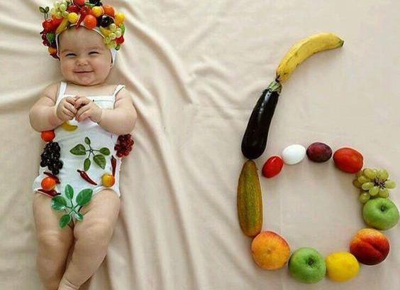 ایده عکس یک ماهگی نوزاد با میوه
