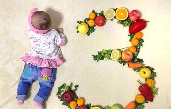 ایده عکس یک ماهگی نوزاد با میوه