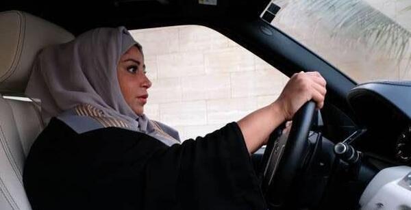 عکس دختر در حال رانندگی