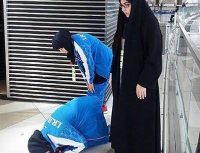 عکس دختر در حال نماز خواندن