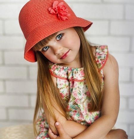 عکس دختر بچه درحال ارایش