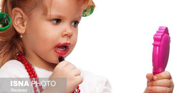 عکس دختر بچه درحال ارایش