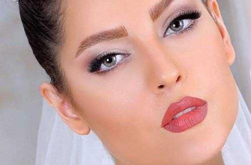 عکس دختر در حال آرایش